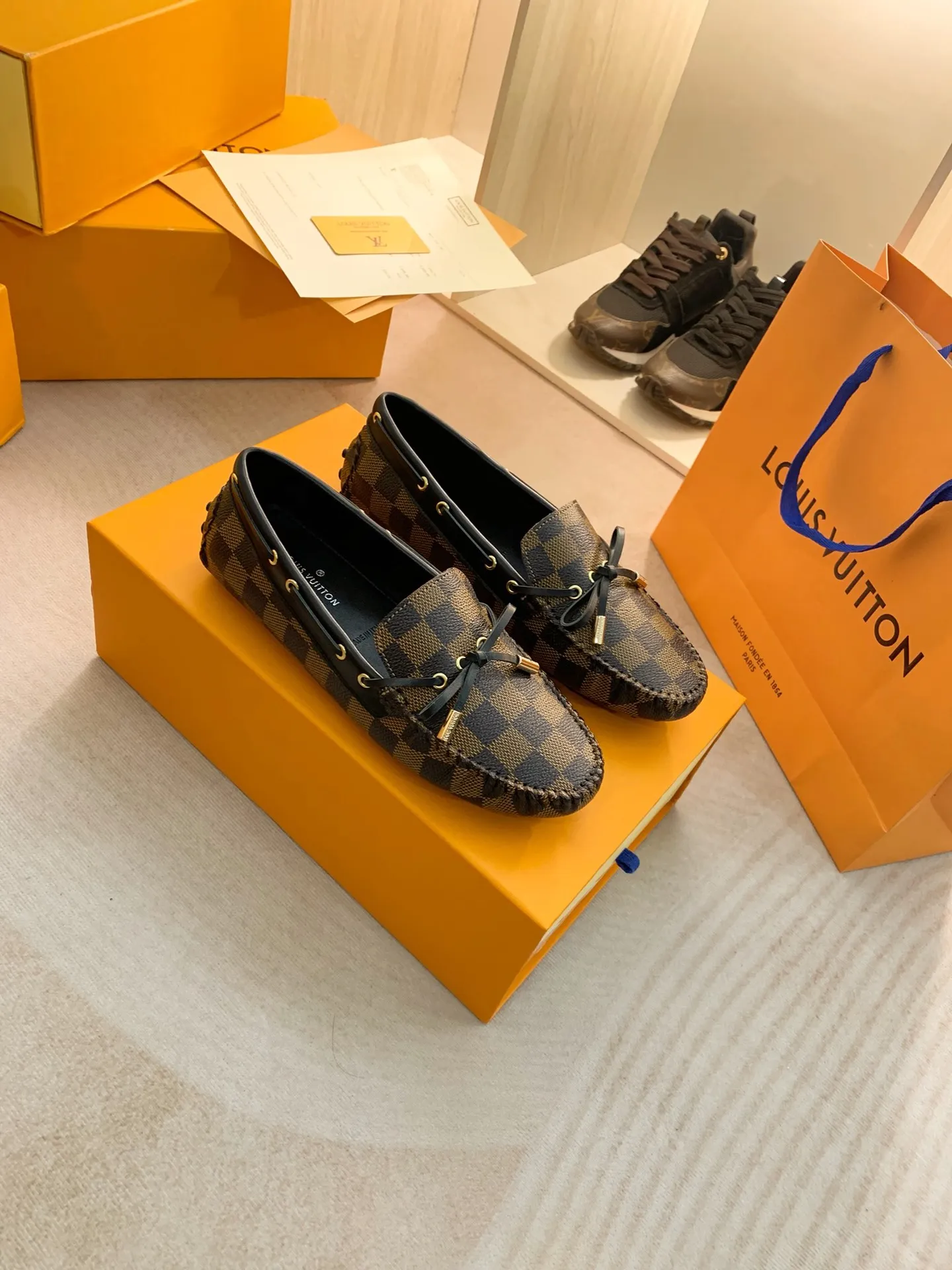 p460💰Couple model❤️🇫🇷 𝙇𝙤𝙪𝙞𝙨 𝙑𝙪𝙞𝙩𝙩𝙤𝙣 🇫🇷Louis Vuitton 2023 Classic𝓛𝓿 𝓣𝓻𝓪𝓲𝓷𝓮𝓻 Sports Series ➪➪➪¯ [Arizona Doudou Shoes Series] ▪️▪️▪️Arizona slip-on shoes are made of Monogram Eclipse canvas. Its hand-painted and dyed edges and hand-sewn uppers fully demonstrate Louis Vuitton's traditional shoemaking craftsmanship. This slip-on shoe is very lightweight. The integrated tongue and upper make it particularly comfortable and flexible. The soft outsole is equipped with rubber padding. Decorated with matching sash. Detailed features: ☑️Monogram Eclipse canvas ☑️Black Eclipse pattern ☑️Hand-painted shoe edges ☑️Hand-sewn uppers (each pair takes time to process) ☑️Integrated tongue and upper construction ☑️Outsole equipped with rubber lining ☑️size: 35_46